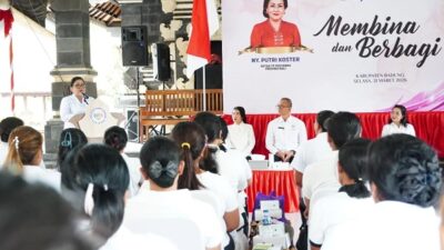 Ketua Tim Pembina Posyandu Provinsi Bali, Ibu Putri Koster, saat memberikan arahan dalam kegiatan aksi sosial Membina dan Berbagi di Kabupaten Badung. (Foto: Istimewa)