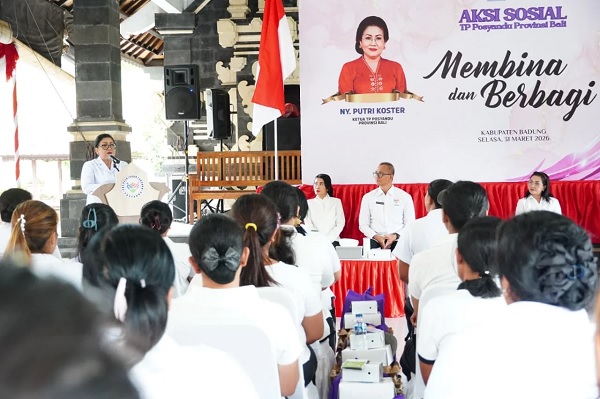 Ketua Tim Pembina Posyandu Provinsi Bali, Ibu Putri Koster, saat memberikan arahan dalam kegiatan aksi sosial Membina dan Berbagi di Kabupaten Badung. (Foto: Istimewa)