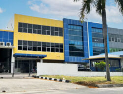 Jenis dan Kegunaan Industrial Door dan Dock Leveler dalam Industri