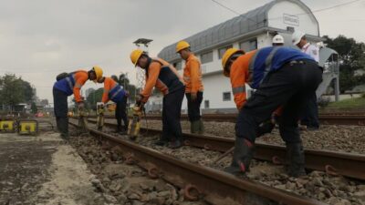KAI Daop 2 Bandung Ganti 2.800 Meter Rel, Tingkatkan Keselamatan Perjalanan KA