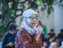Ketika Layar Ponsel Menelan Isi Rumah