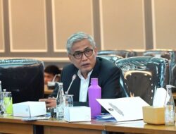 Luka di Balik Jubah dan Gerbang Pesantren