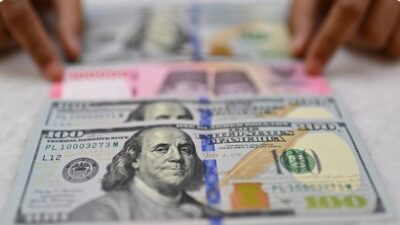 Rupiah Jadi Bantalan Ekonomi, Ekonom Sebut Kondisi “Overshooting”