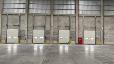 Jenis dan Kegunaan Industrial Door dan Dock Leveler dalam Industri