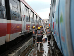 Di Balik Perjalanan Nyaman, Begini Cara LRT Jabodebek Menjaga Kebersihan Stasiun dan Kereta Setiap Hari