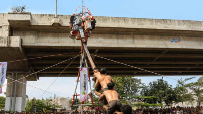 Semarak HUT ke-81 RI, Adapundi Turut Meriahkan Panjat Pinang Kalimalang 2026
