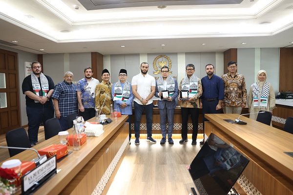 Ketua Kaukus Parlemen untuk Perdamaian Dunia DPR RI, Ahmad Doli Kurnia Tandjung, usai menerima audiensi bersama perwakilan Global Coalition for Quds and Palestine di Ruang Diplomasi BKSAP, Senayan, Jakarta, Rabu (16/9/2026).